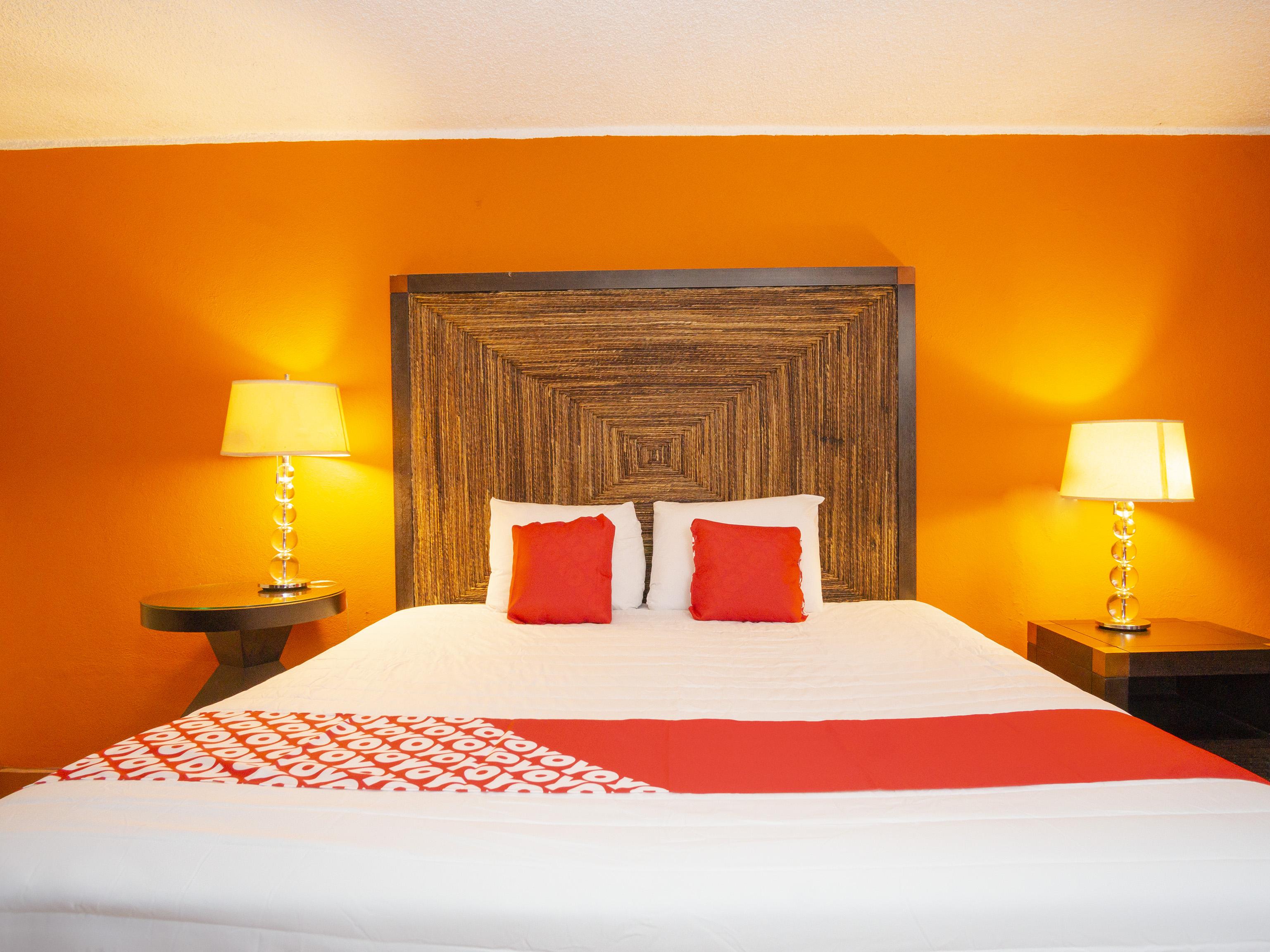 Oyo Hotel Hacienda Don Luis, Rosarito Eksteriør bilde A typical OYO hotel room