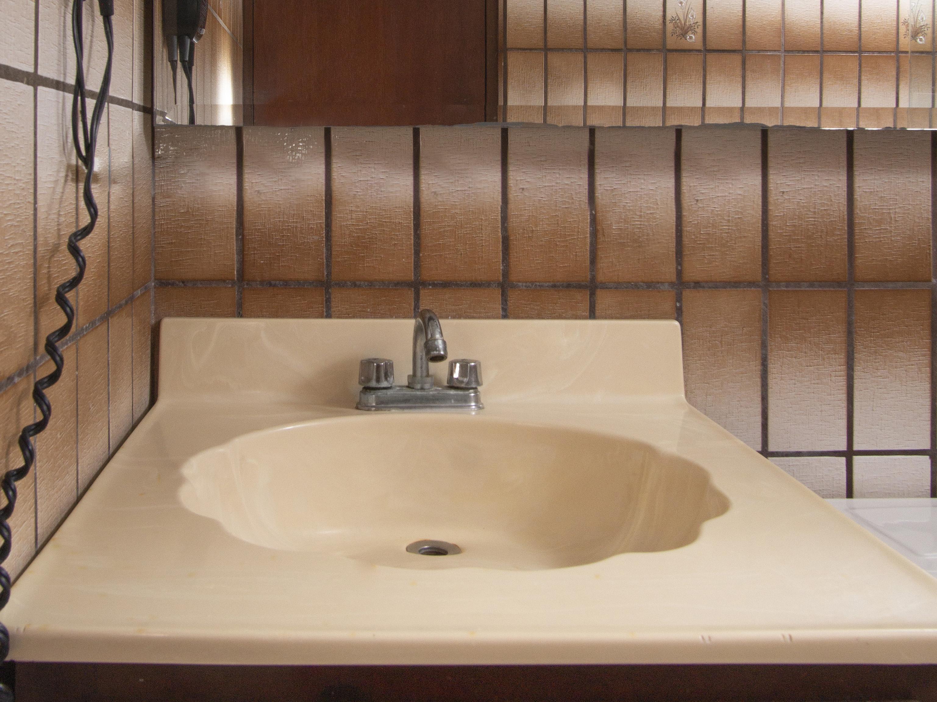 Oyo Hotel Hacienda Don Luis, Rosarito Eksteriør bilde A typical American bathroom sink