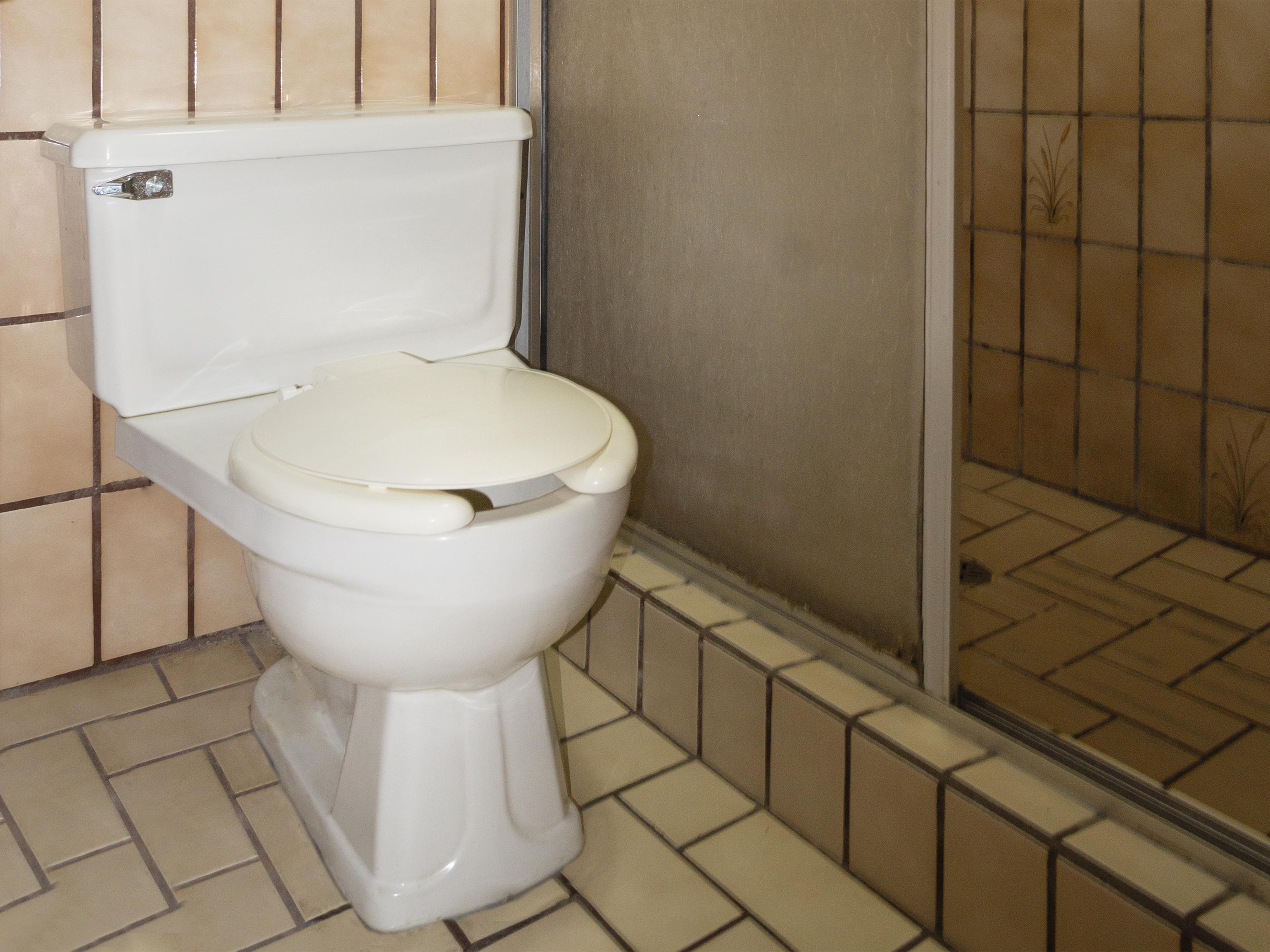 Oyo Hotel Hacienda Don Luis, Rosarito Eksteriør bilde A modern western toilet