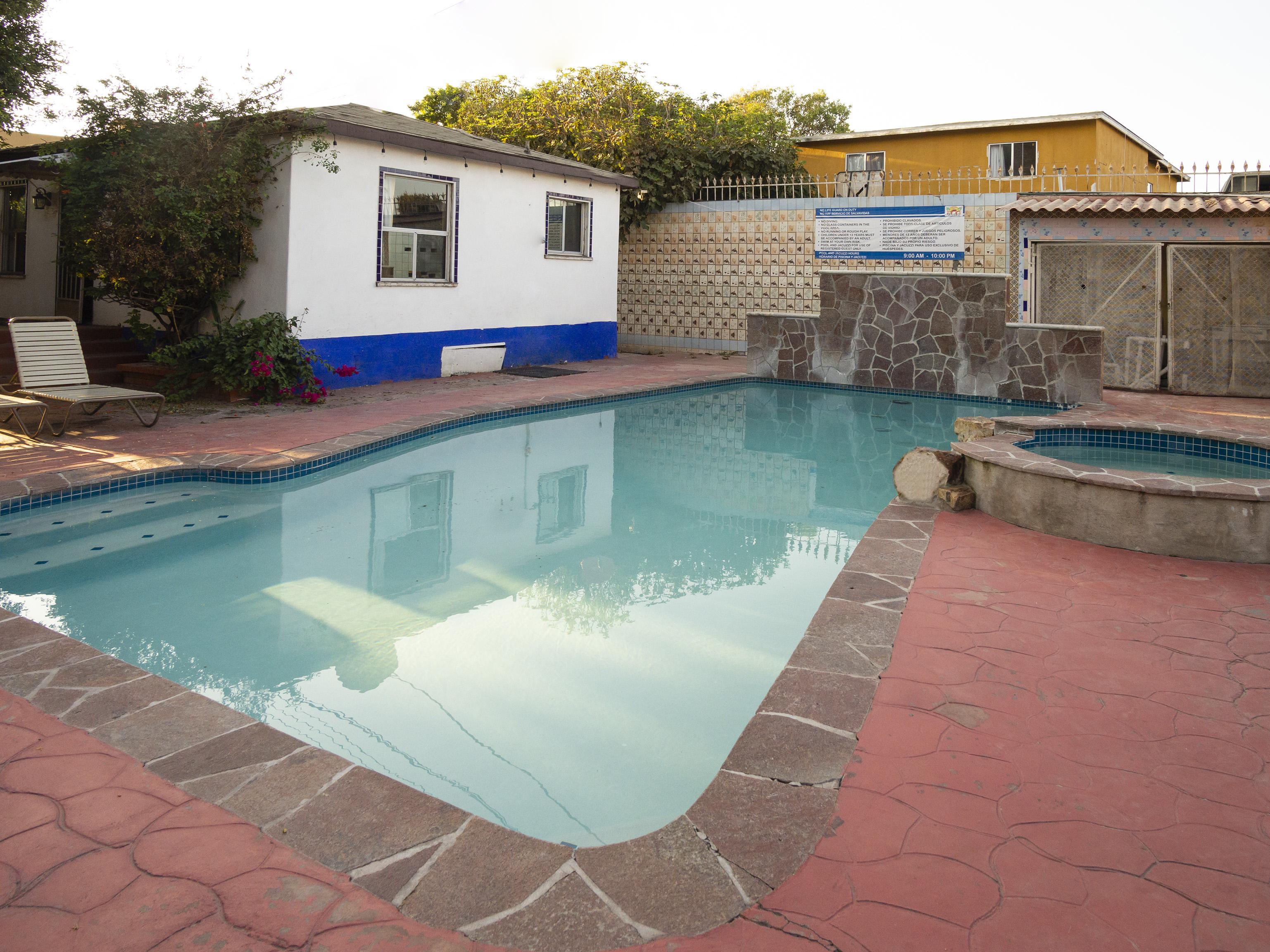 Oyo Hotel Hacienda Don Luis, Rosarito Eksteriør bilde A swimming pool in a private backyard
