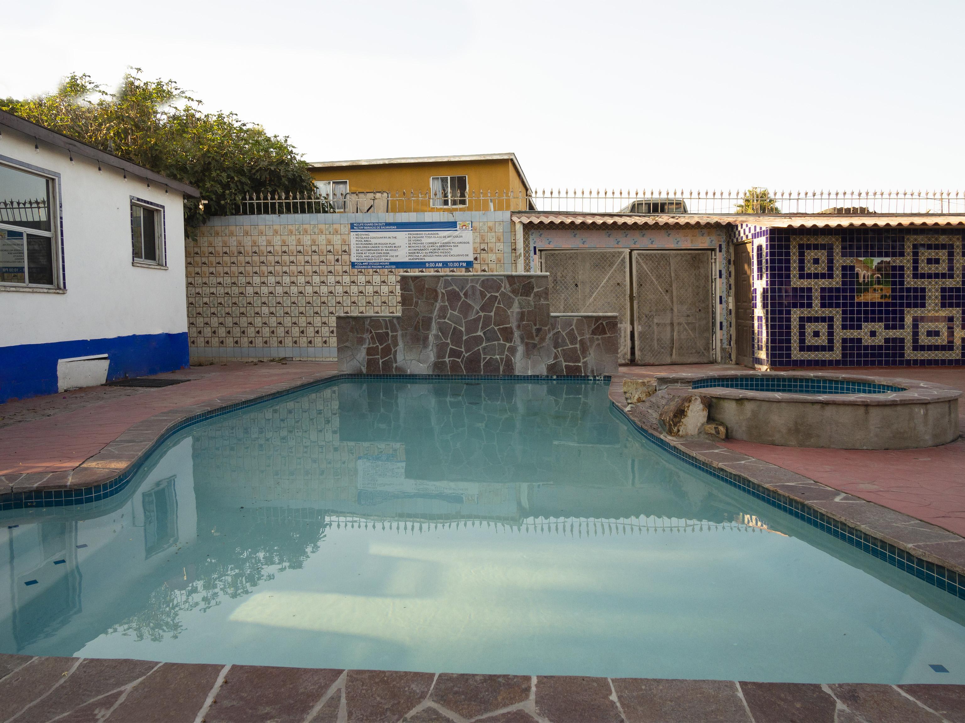 Oyo Hotel Hacienda Don Luis, Rosarito Eksteriør bilde A swimming pool in a house in Soweto, South Africa