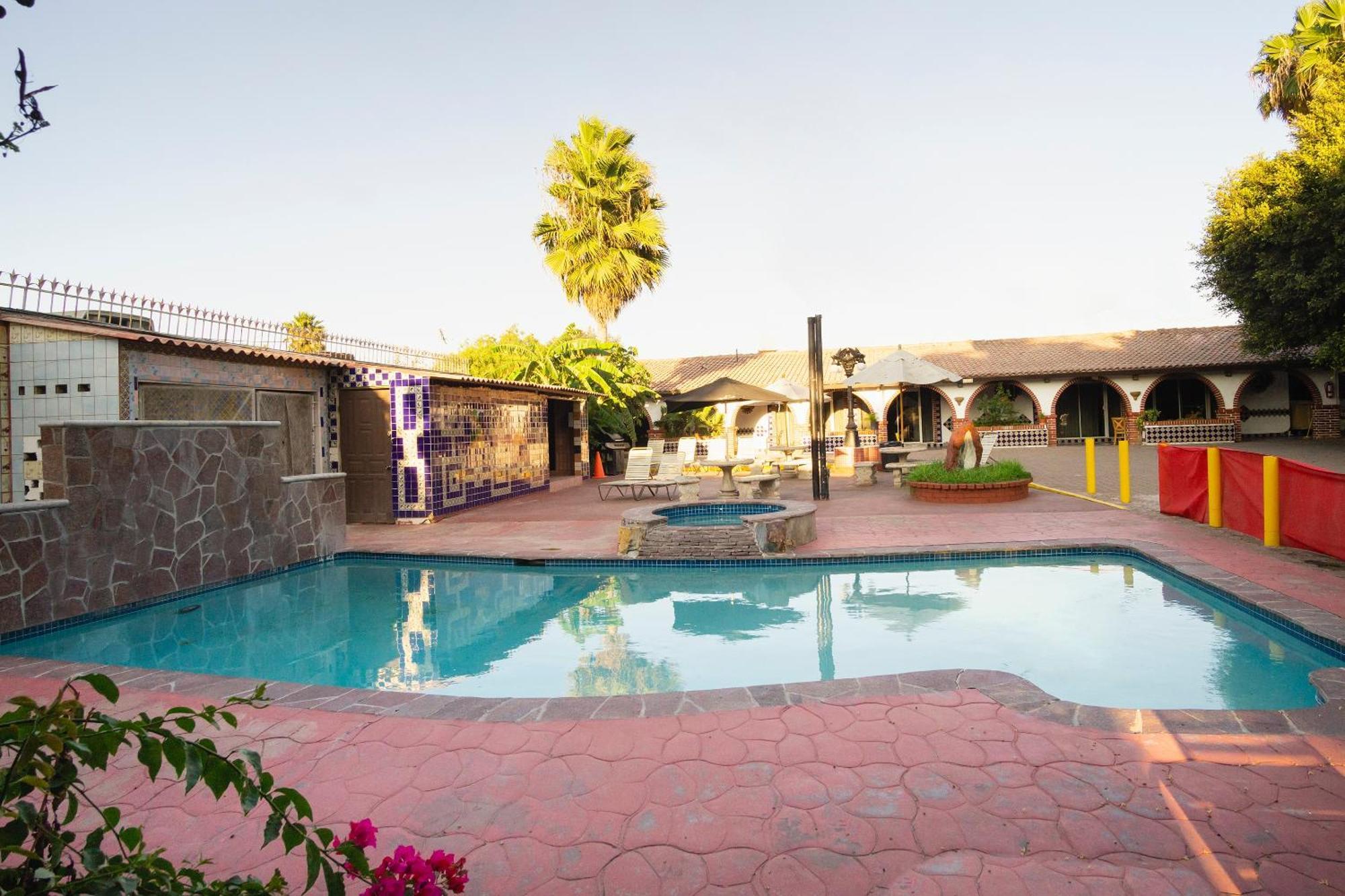 Oyo Hotel Hacienda Don Luis, Rosarito Eksteriør bilde The pool at the Oasis of Miniatures