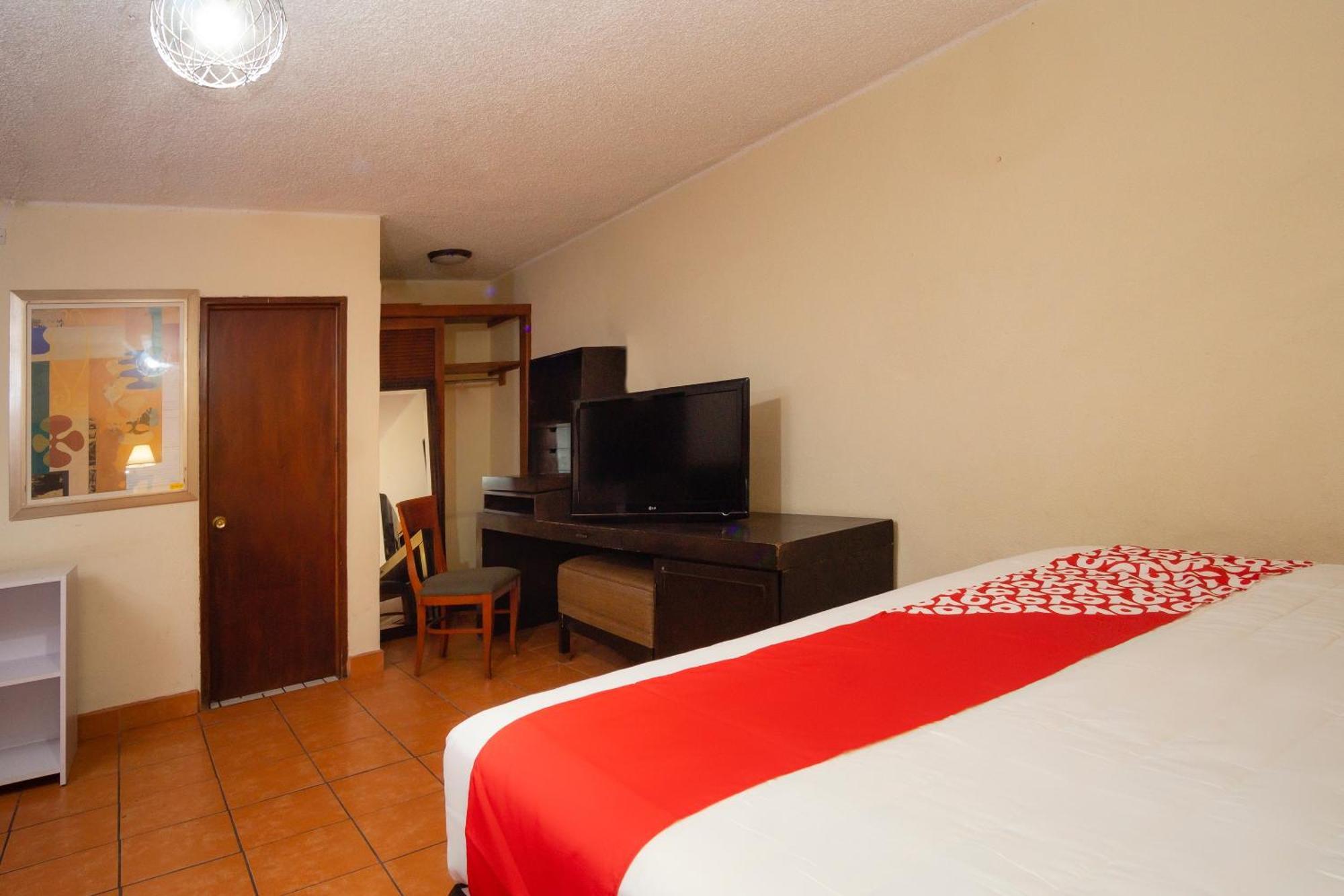 Oyo Hotel Hacienda Don Luis, Rosarito Eksteriør bilde A typical OYO hotel room in Mexico City