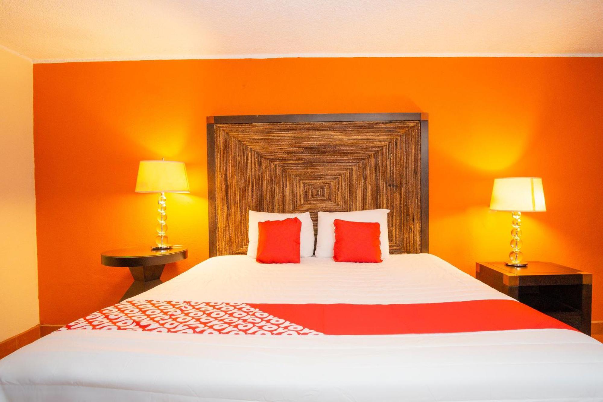 Oyo Hotel Hacienda Don Luis, Rosarito Eksteriør bilde A typical OYO hotel room