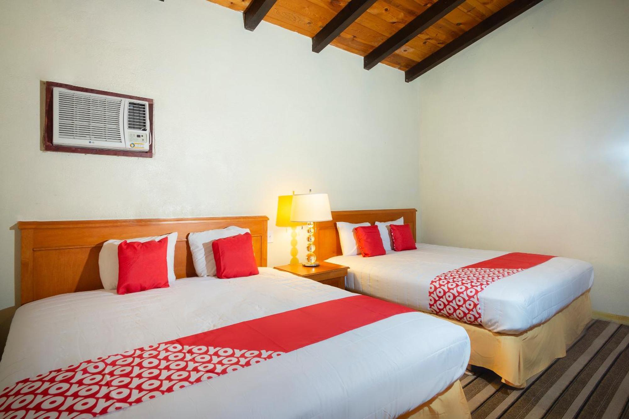 Oyo Hotel Hacienda Don Luis, Rosarito Eksteriør bilde A typical OYO hotel room